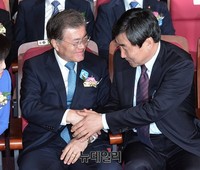 [포토] 창단60주년, 악수나누는 문재인-이종걸