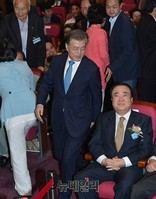 [포토] 60주년 기념식 참석하는 문재인 대표