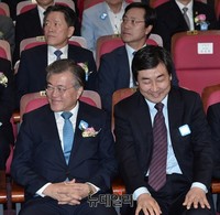 [포토] 창당60주년 기념식 참석한 문재인-이종걸