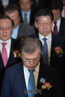 [포토] 창단60주년 기념식, 묵념하는 문재인 대표