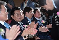 [포토] 창당60주년 기념식, 인사하는 이종걸 원내대표