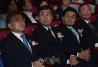 [포토] 창당60주년 기념식 참석한 '문재인-이종걸-전병헌-권노갑'