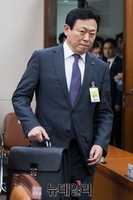 [포토] 국감장에 들어서는 신동빈 회장