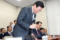 [포토] 정무위 국감, 고개숙인 신동빈 회장