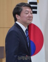 [포토] 기자간담회 입장하는 안철수 의원