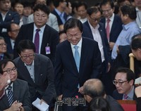 [포토] 기자회견장 박수받으며 입장하는 천정배