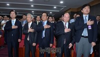 [포토] 국민의례하는 천정배 의원