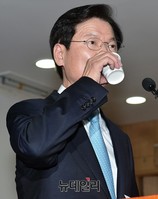 [포토] 신당 창당, 물마시는 천정배 의원