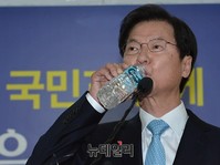 [포토] 신당 창당, 물마시는 천정배 의원