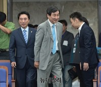 [포토] 문재인 재신임 논의, 입장하는 이종걸 원내대표