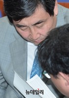 [포토] 문재인 재신임 논의, 대화나누는 이종걸 원내대표