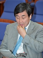 [포토] 문재인 재신임 논의, 연석회의 기다리는 이종걸