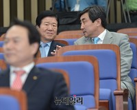 [포토] 문재인 재신임 논의, 대화나누는 이종걸-박병석