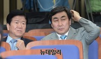 [포토] 문재인 재신임 논의, 대화나누는 이종걸-박병석
