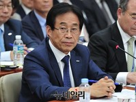 [포토] 질문 경청하는 이창섭 국민체육진흥공단 이사장