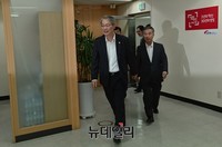 [포토] 미소금융중앙재단 입장하는 금융위원장