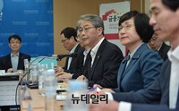 [포토] 서민금융 지원 강화방안, 미소금융 방문한 금융위원장