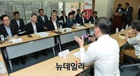 [포토] 서민금융 수혜자 만난 임종룡 금융위원장
