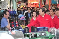 [포토] 상인들과 악수 나누는 새누리당 김무성 대표