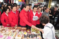 [포토] 관악 신사시장 찾은 새누리당 김무성 대표