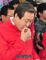 [포토] 대추 맞보는 새누리당 김무성 대표