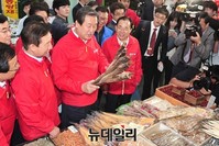 [포토] 명태 들어보이는 새누리당 김무성 대표