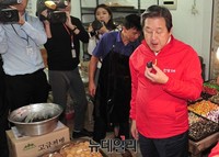 [포토] 한과 먹는 새누리당 김무성 대표