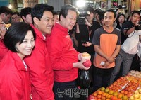 [포토] 구입한 제수용 과일 들어보이는 김무성 대표