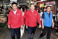 [포토] 신사시장 둘러보는 새누리당 김무성 대표