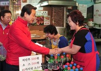 [포토] 주민들과 악수 나누는 새누리당 김무성 대표
