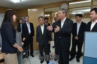 [포토] 현장 담당자와 대화나누는 임종룡 금융위원장