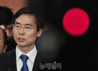 [포토] 기자들의 질문에 답하는 조경태 의원