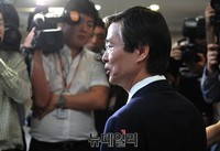 [포토] 기자들의 질문에 답하는 조경태 의원