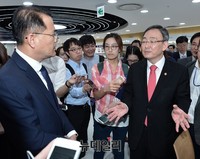 [포토] 이동통신 현장점검 나선 최성준 방송통신위원장