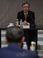 [포토] 하이마트 이동우대표 발언 경청하는 최성준 위원장