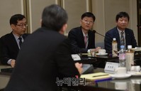 [포토] 이동통신 유통현장 간담회, 이통사 발언 청취하는 최성준
