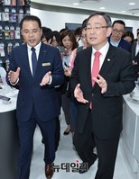 [포토] 이동통신 유통현장 소개하는 김태규 지점장