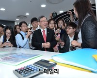 [포토] 이동통신 현장소비자와 대화나누는 최성준