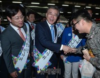 [포토] 군 장병과 악수나누는 문재인 대표
