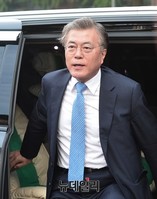 [포토] 추석민심잡기, 차에서 내리는 문재인 대표