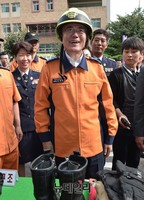 [포토] 소방장비 착용한 문재인 대표