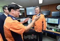 [포토] 용산소방서 통신센터 찾은 문재인