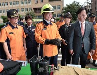 [포토] 용산소방서방문, 소방장비 착용한 문재인