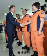 [포토] 용산 소방대원과 악수나누는 문재인 대표