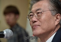 [포토] 소방대원 건의사항 청취하는 문재인