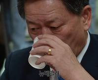 [포토] 물 마시는 주승용 최고위원