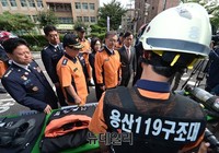 [포토] 소방장비 둘러보는 새정치민주연합