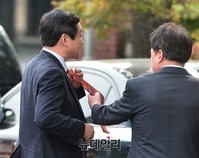 [포토] 타이 고쳐메는 이종걸 원내대표