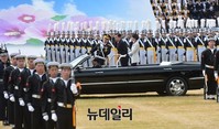 [포토] 사열하는 한민구 장관
