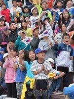 [포토] 국군 등장에 환호하는 아이들